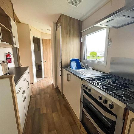 Superb 6 Berth Caravan At St Osyth Beach, Near Clacton-On-Sea Ref 28008Mc Kültér fotó