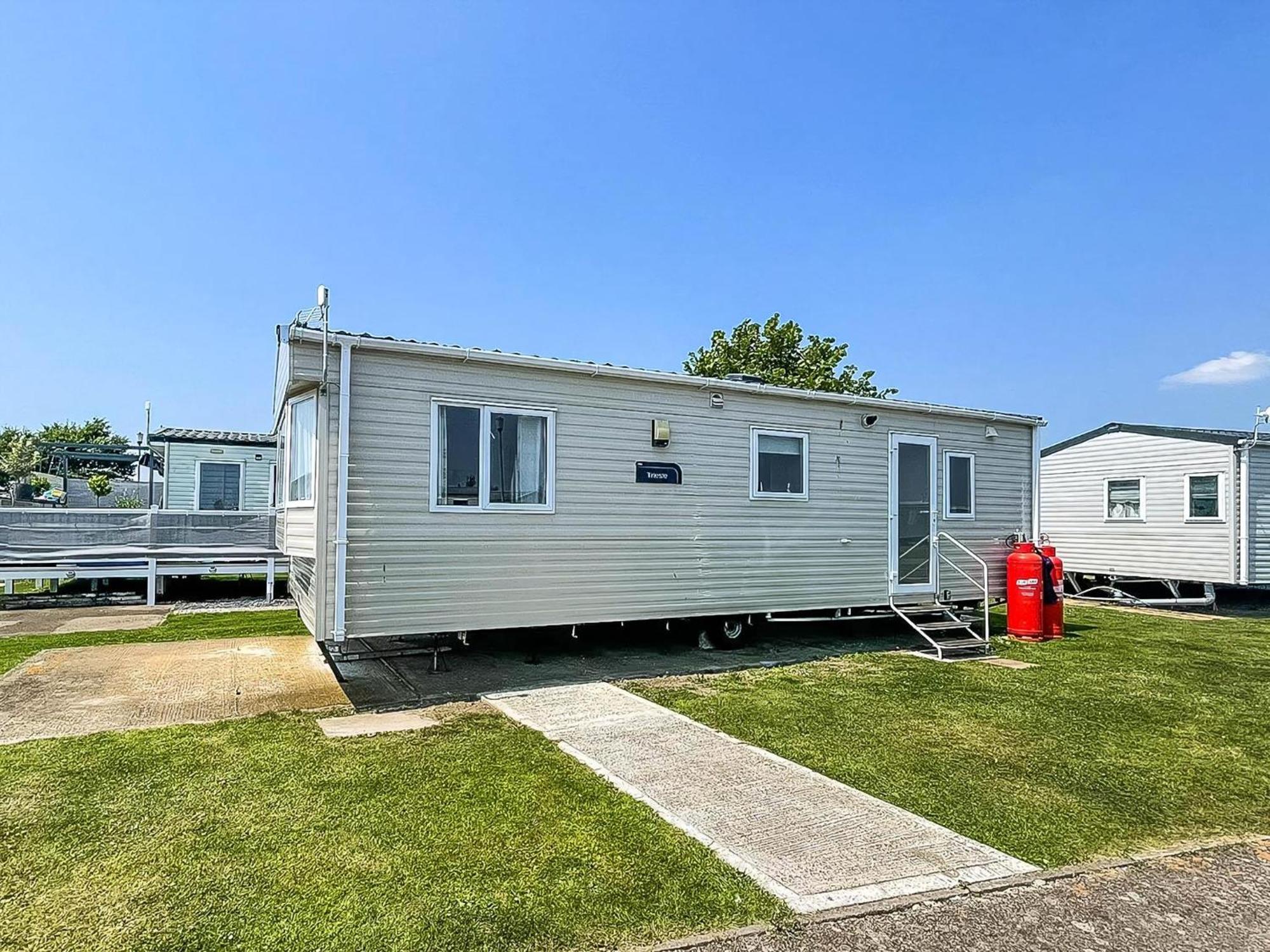 Superb 6 Berth Caravan At St Osyth Beach, Near Clacton-On-Sea Ref 28008Mc Kültér fotó