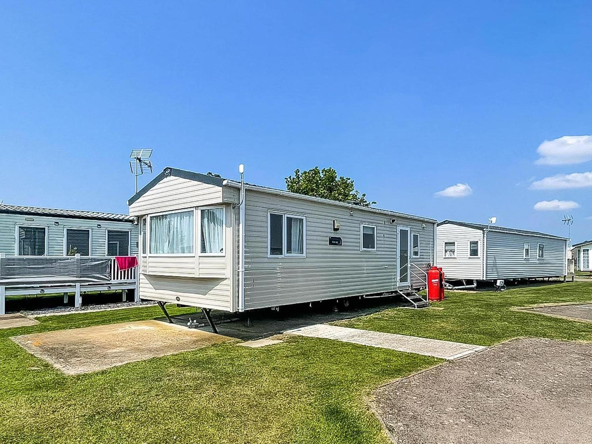 Superb 6 Berth Caravan At St Osyth Beach, Near Clacton-On-Sea Ref 28008Mc Kültér fotó
